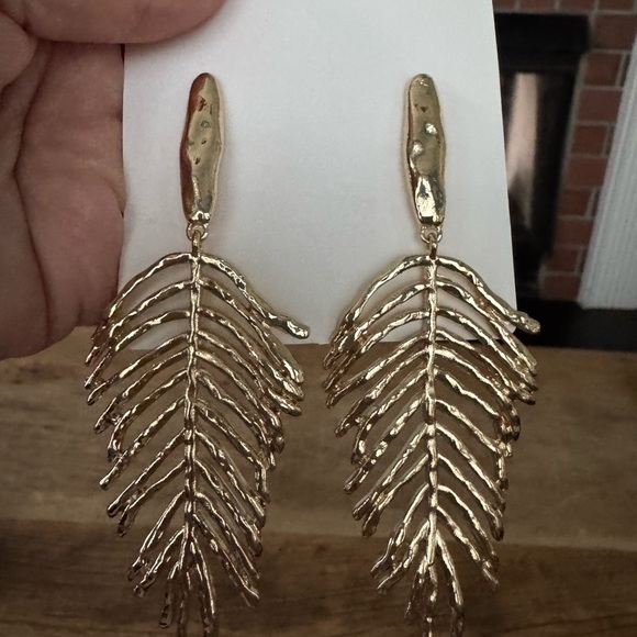 NEW Beautiful Gold Leaf Earrings ~ wearable art ~ NEVER WORN 💛 - Picture 4 of 4